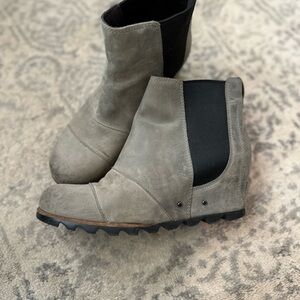 Sorel Gray and Black Ankle Boots with Wedge Sole